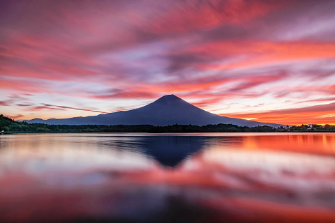 色付く夜明けの湖畔からの富士山