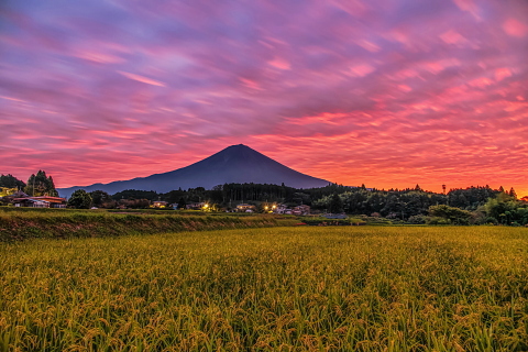 秋の里山からの素敵な夜明け
