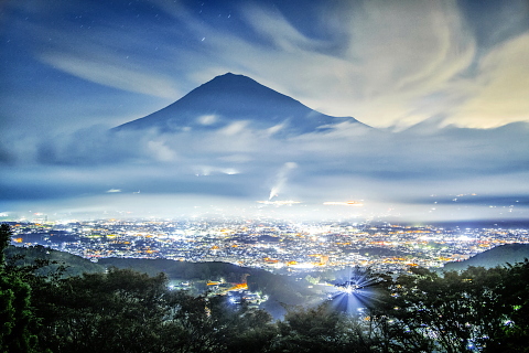 雨上がりの霧雲に浮かぶ夜明けの富士
