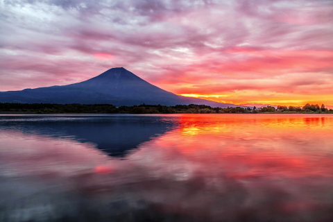 富士山の右側中心に朝焼け