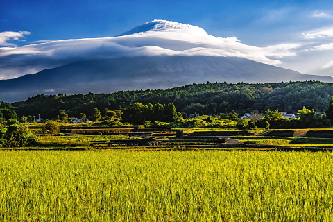 田園からの巨大笠雲