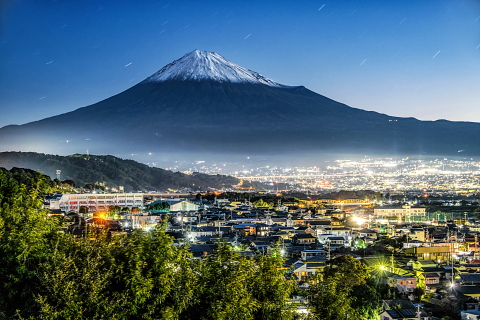 夜明けの街と化粧直しした富士山