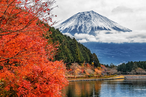 まだ紅葉が残る湖畔からの富士