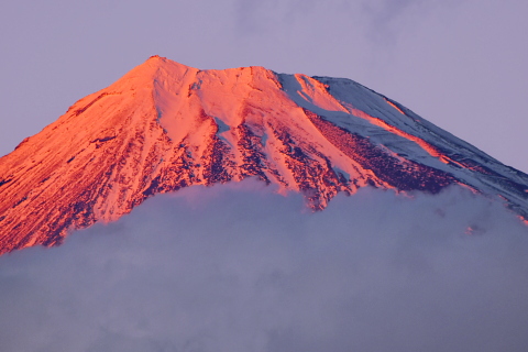雲間から美しき紅富士