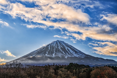 北麓高原からの富士山と流れる雲