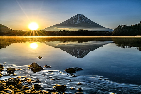 薄氷張り始めた湖畔からの日の出富士