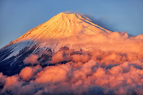 夕陽に染まる雲と化粧直し富士