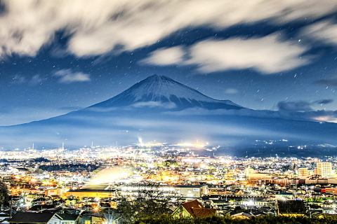 夜明け前の富士山と流れる雲