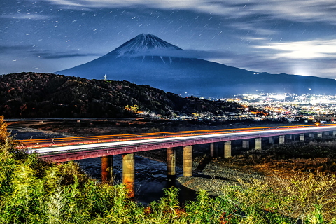 夜明け前まで姿を見せた富士山と流れる雲