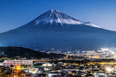 夜明けの街と雄大な富士山