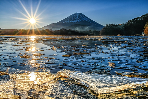 凍てつく湖畔からの富士山