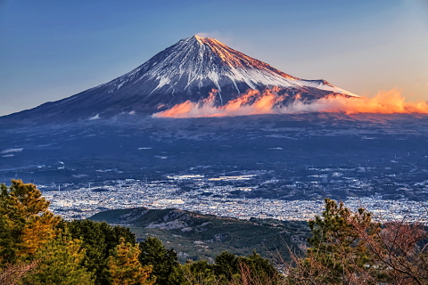 紅に染まる中腹の帯雲