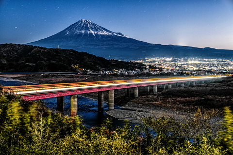 富士川SAからの夜明け前の富士山