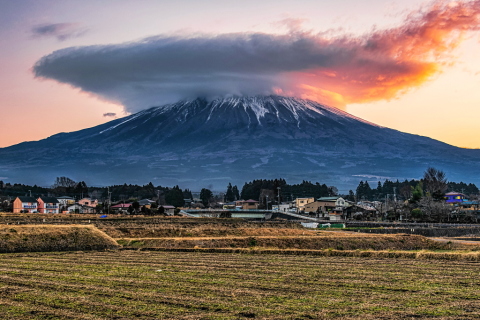 色付く巨大笠雲