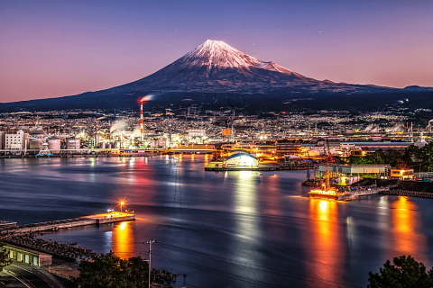 薄紅色に染まる夜明けの空
