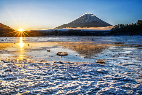 凍てつく湖畔からの富士と日の出