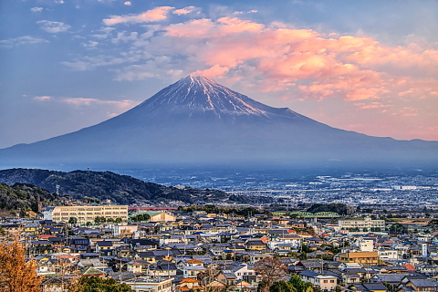 霞みがかった富士山と朝焼け雲の流れ