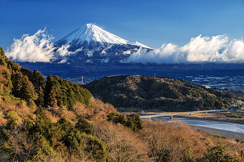 湧き立つ雲を従えた雪化粧富士