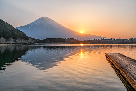 春を感じる湖畔
