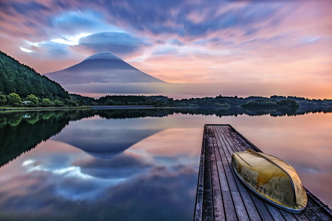 湖畔からの夜明けの富士山と色付く雲