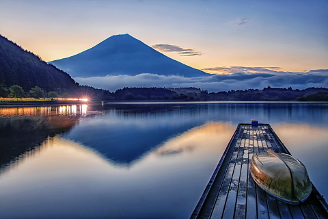 湖畔からの夜明けの富士山