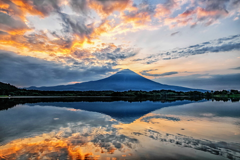 湖畔からの早朝の富士と雲の変化