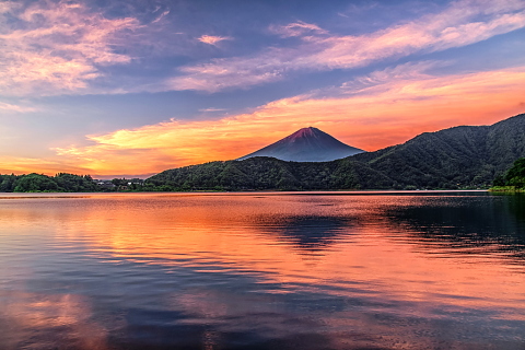 美しい早朝の湖畔｜富士旬景