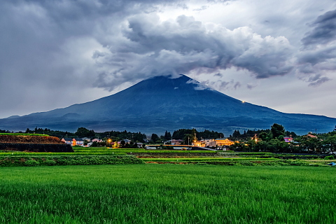 田園からの不安定な雲と富士山