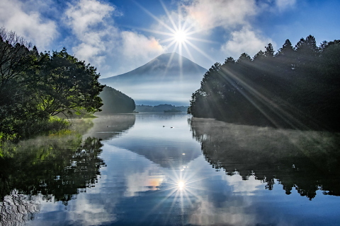 雲湧く湖畔からの幻想風景