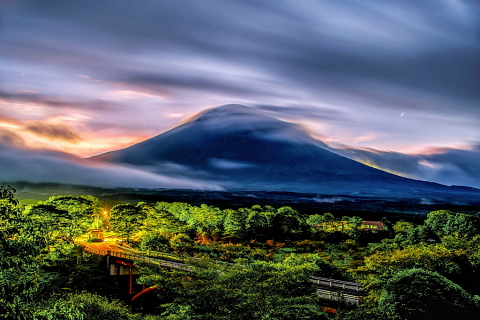 不安定な空と夜明けの富士