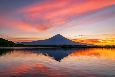 湖畔からの朝焼け富士山