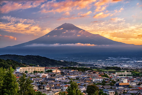 早朝の富士山と色付く雲の流れ