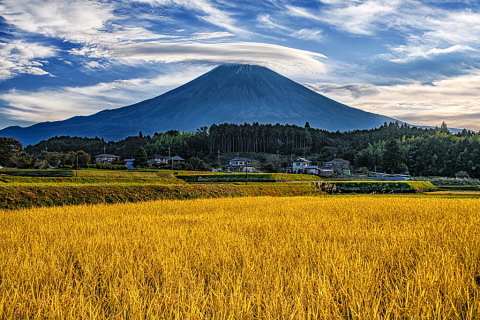 笠のような雲が付いた富士山