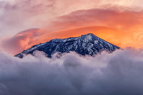 雲間からチラッと朝焼け富士山