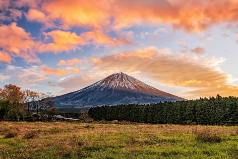 山里からの富士山と朝焼け雲