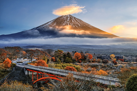 高原地帯で姿を見せた富士山