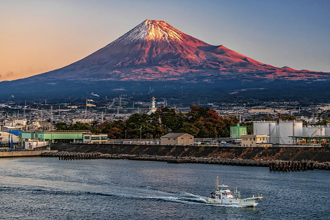 港からの朝日に染まる富士山