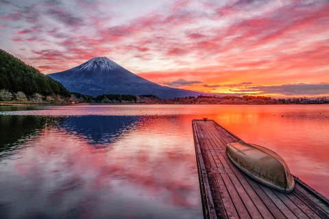 早朝の湖畔からの富士山と色付く空｜富士旬景