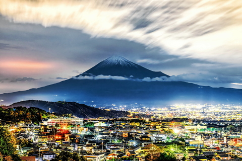 夜明け前の街からの富士と流れる雲