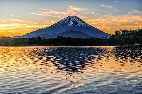 湖畔からの富士山と色付く雲の流れ