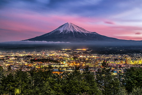 夜明けの街からの富士山と色付く空