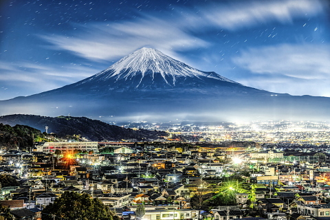 きらめく街からの幻想富士