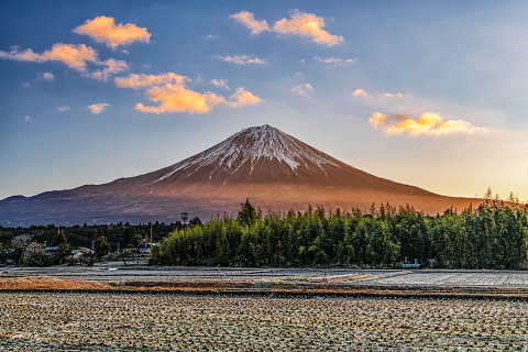 朝日に染まる富士山と雲