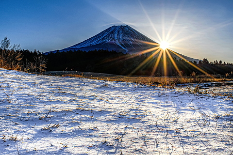 淡雪の高原からの富士と日の出