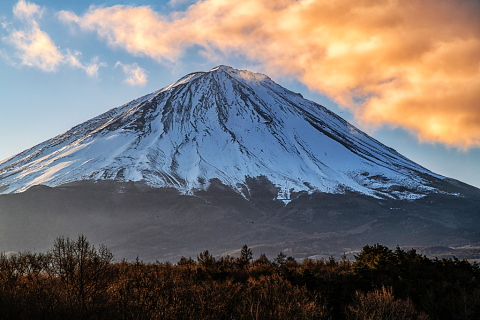 富士山に忍び寄る朝焼け雲