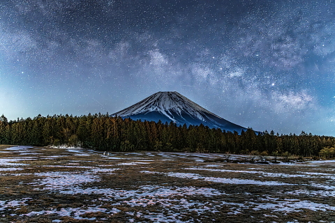 残雪の高原からの富士山と天の川