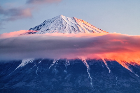 富士山に巻き付く雲の朝焼け
