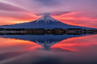 湖畔からの朝焼けと笠富士