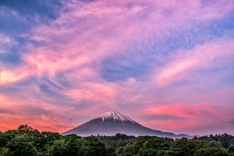 高原からの富士山と色付く雲
