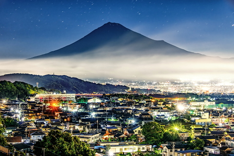 夜明け前の霧雲に浮かぶ富士山